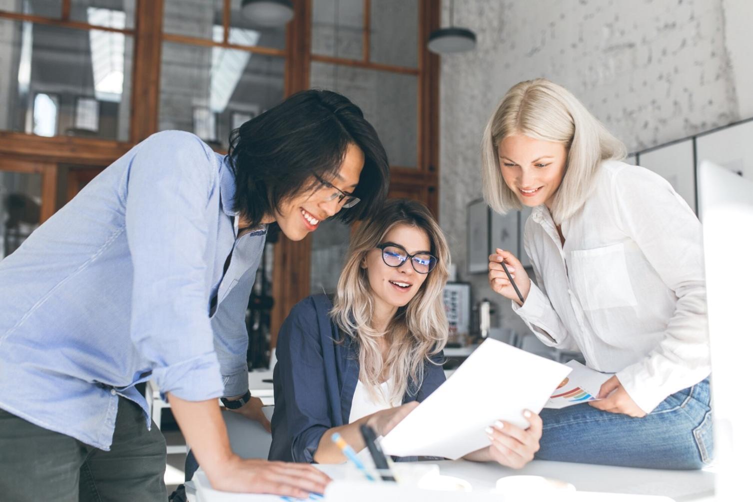 Session de formation en groupe avec un expert
